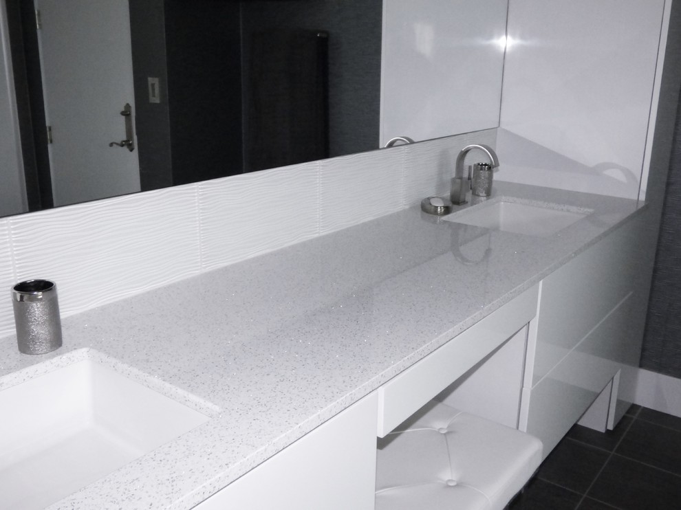 Immagine di un'ampia stanza da bagno minimal con ante lisce, ante grigie e pavimento in marmo