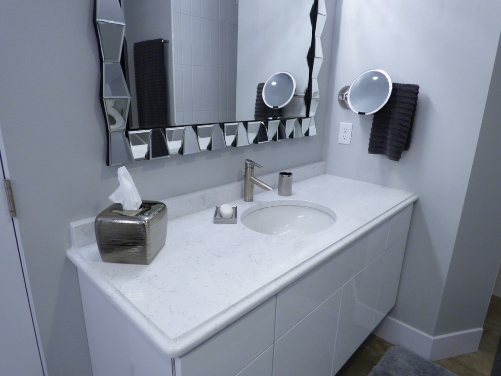 Idéer för att renovera ett mycket stort funkis badrum, med släta luckor, grå skåp och marmorgolv