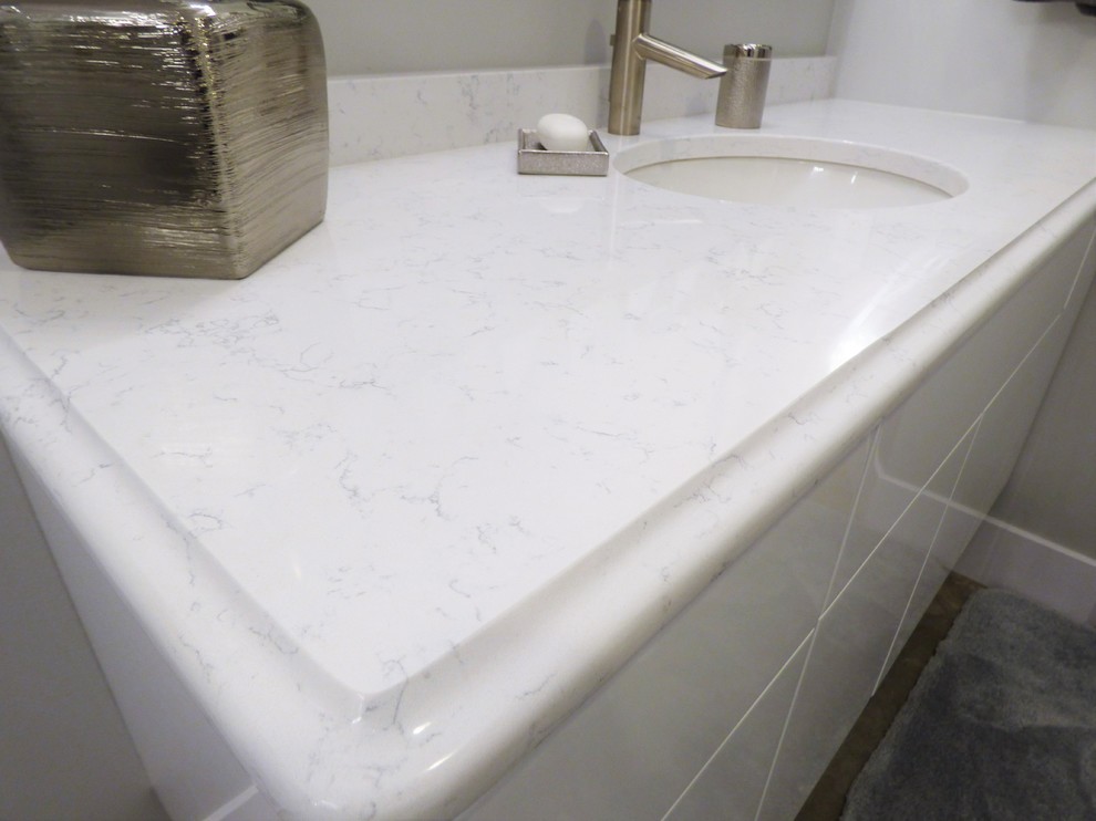 Bild på ett mycket stort funkis badrum, med släta luckor, grå skåp och marmorgolv