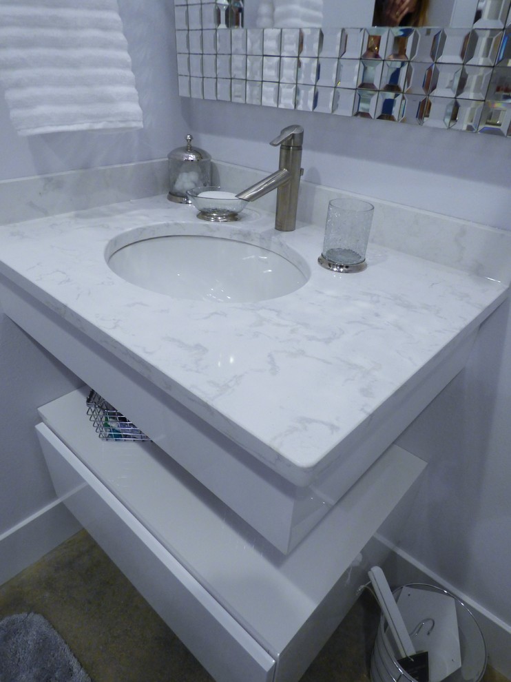 Diseño de cuarto de baño actual extra grande con armarios con paneles lisos, puertas de armario grises y suelo de mármol