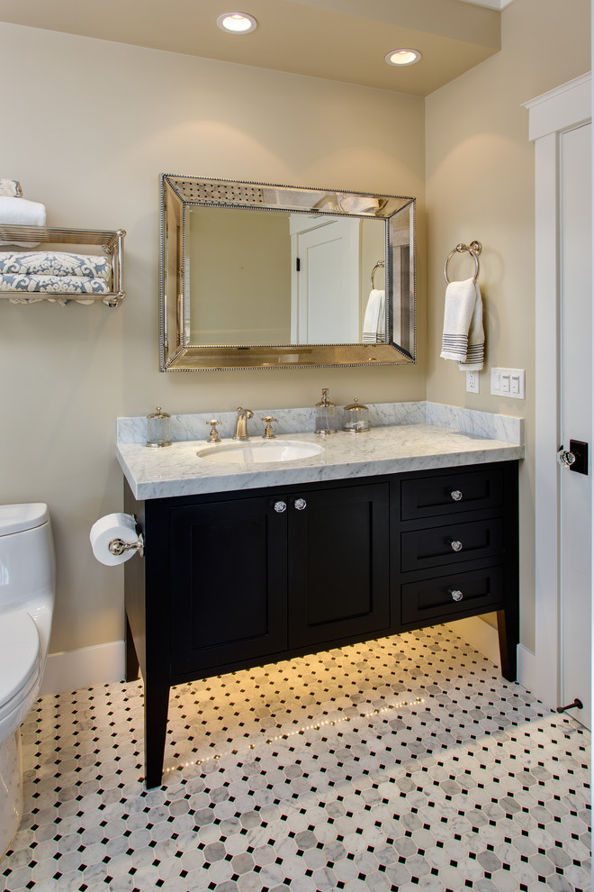 Foto di una stanza da bagno con doccia american style di medie dimensioni con ante in stile shaker, ante nere, WC a due pezzi, pistrelle in bianco e nero, piastrelle grigie, pareti beige, pavimento in linoleum, lavabo sottopiano e top in marmo