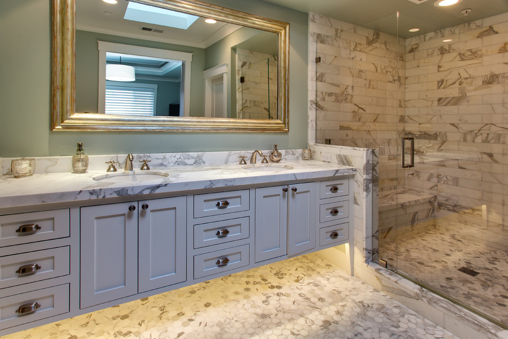 Foto på ett stort amerikanskt en-suite badrum, med skåp i shakerstil, grå skåp, en dusch i en alkov, en toalettstol med separat cisternkåpa, svart och vit kakel, grå kakel, gröna väggar, marmorgolv, ett undermonterad handfat och marmorbänkskiva