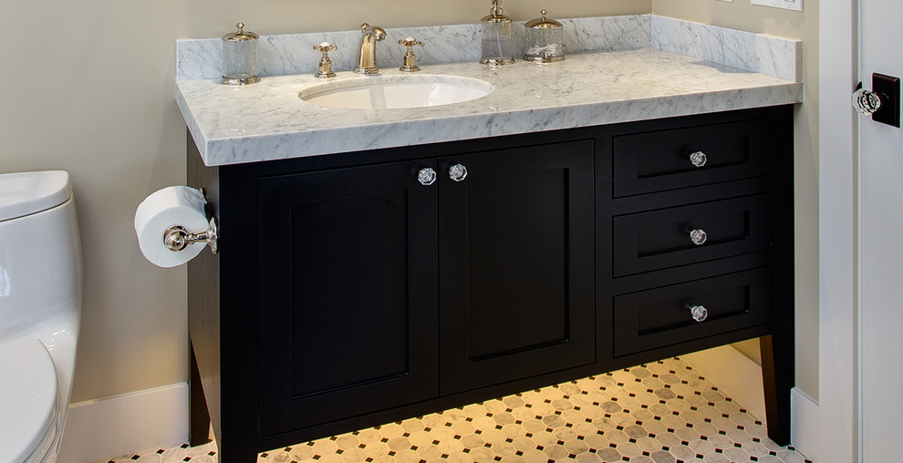 Idéer för mellanstora amerikanska badrum med dusch, med skåp i shakerstil, svarta skåp, en toalettstol med separat cisternkåpa, svart och vit kakel, grå kakel, beige väggar, linoleumgolv, ett undermonterad handfat och marmorbänkskiva