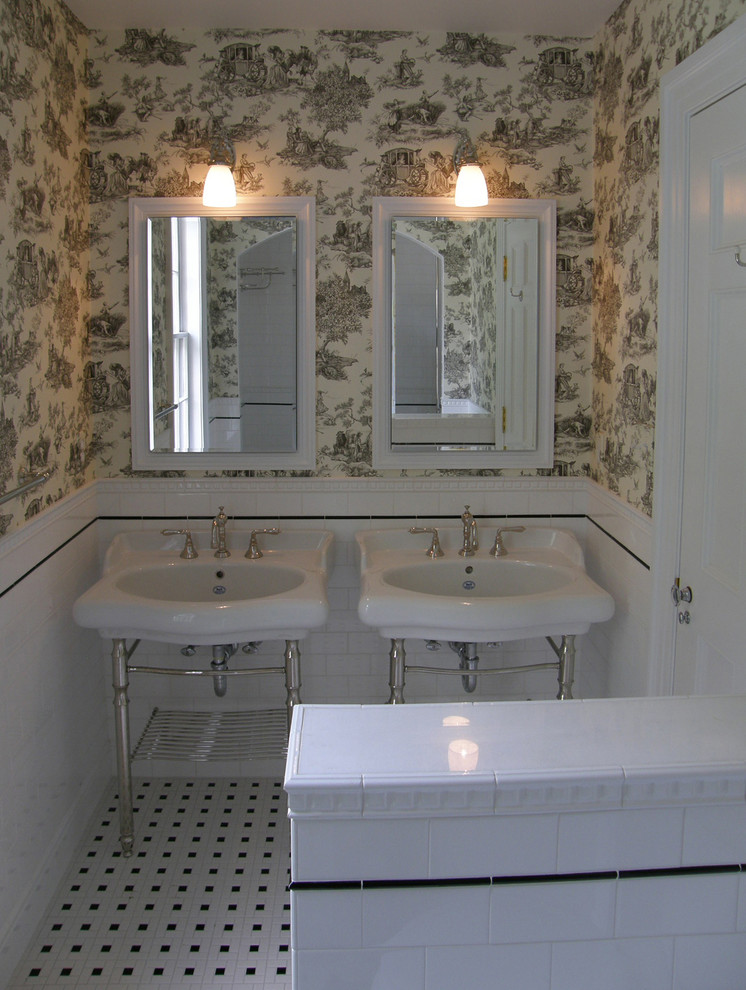 Идея дизайна: большая главная ванная комната в викторианском стиле с разноцветными стенами, полом из керамической плитки и раковиной с пьедесталом