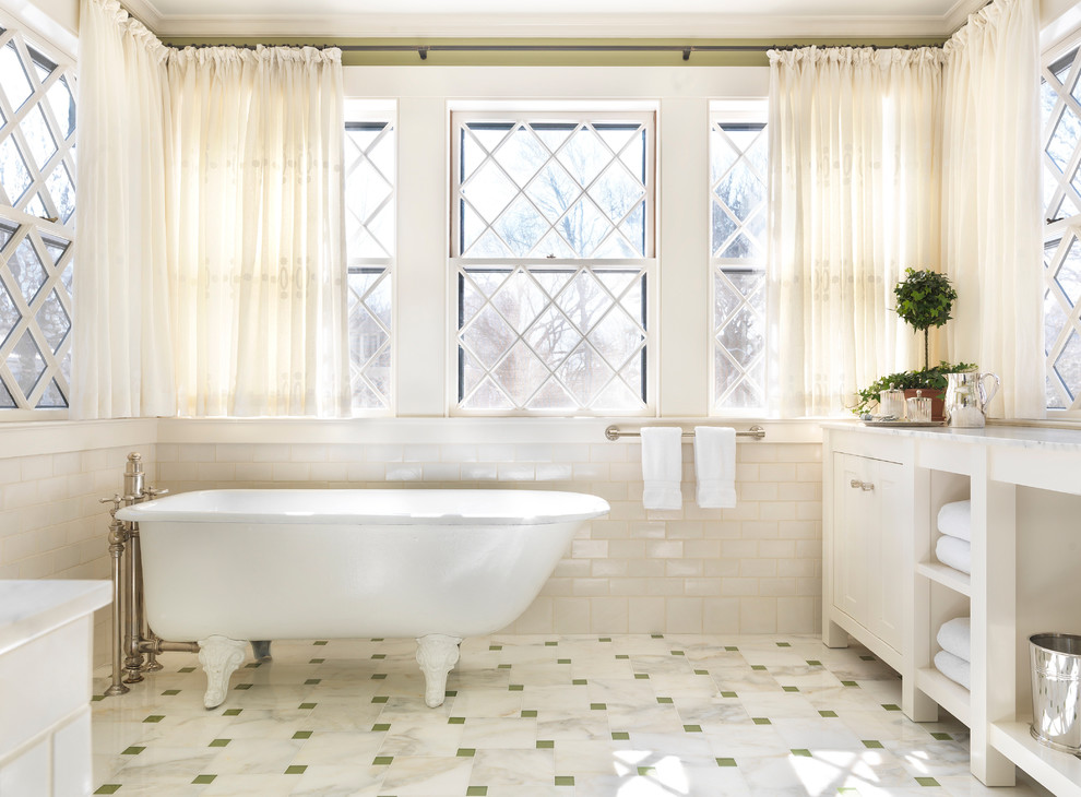 Idéer för ett mellanstort klassiskt badrum, med öppna hyllor, ett badkar med tassar, en hörndusch, vit kakel, keramikplattor, gröna väggar, marmorgolv och marmorbänkskiva