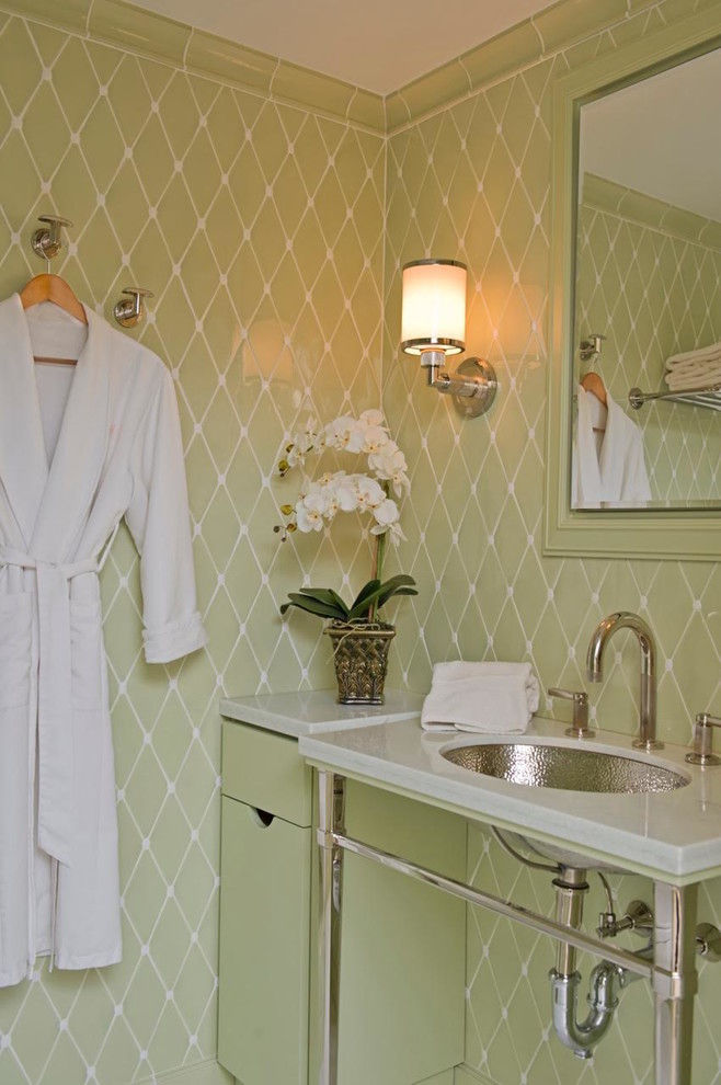 Idéer för ett litet modernt badrum, med ett undermonterad handfat, möbel-liknande, gröna skåp, marmorbänkskiva, ett platsbyggt badkar, en dusch/badkar-kombination, en toalettstol med separat cisternkåpa, grön kakel, keramikplattor, gröna väggar och marmorgolv