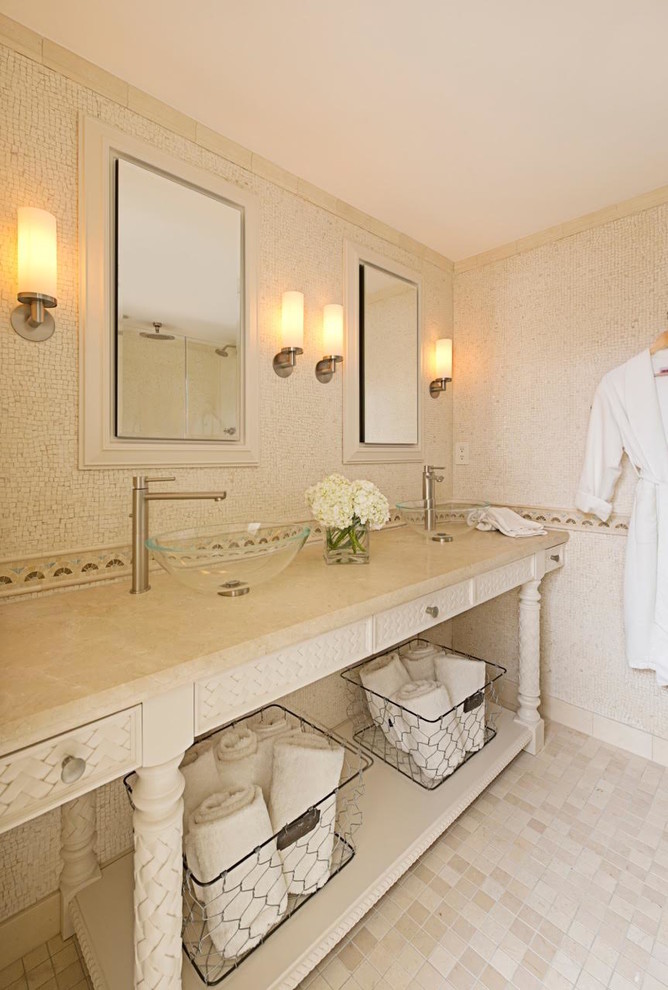Immagine di una stanza da bagno padronale design di medie dimensioni con ante beige, piastrelle beige, pareti beige, pavimento in marmo, lavabo a bacinella, top in marmo, doccia doppia, WC monopezzo e piastrelle a mosaico