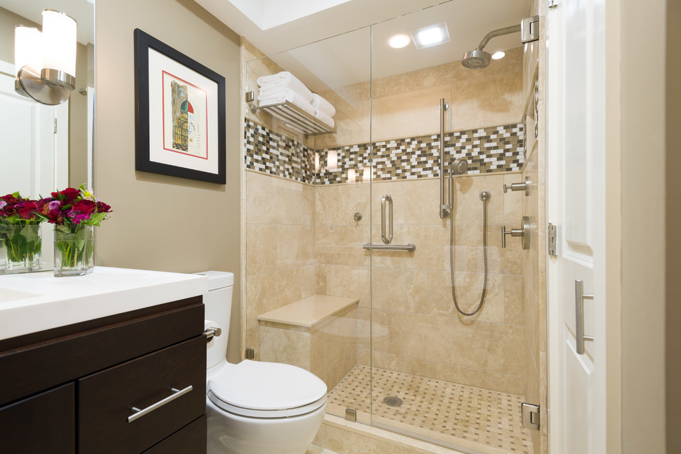 Источник вдохновения для домашнего уюта: главная ванная комната среднего размера в стиле неоклассика (современная классика) с фасадами в стиле шейкер, темными деревянными фасадами и бежевой плиткой