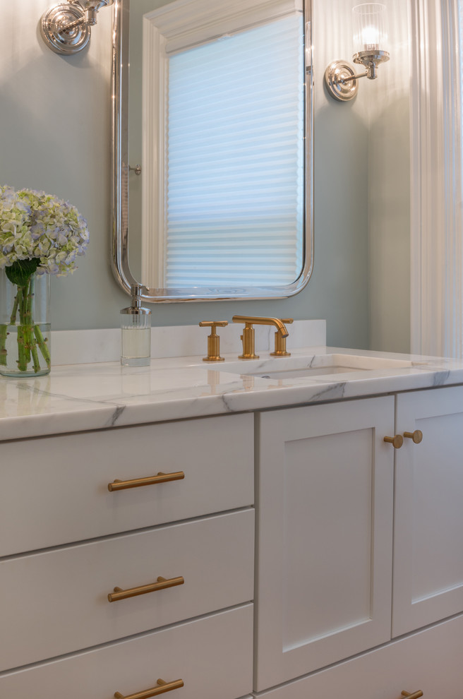 Idéer för att renovera ett litet funkis en-suite badrum, med ett undermonterad handfat, möbel-liknande, vita skåp, marmorbänkskiva, vit kakel, stenkakel, grå väggar, mellanmörkt trägolv och en hörndusch