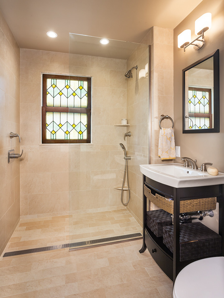 Inspiration för små klassiska badrum med dusch, med ett piedestal handfat, en kantlös dusch, beige kakel, porslinskakel, beige väggar och klinkergolv i porslin