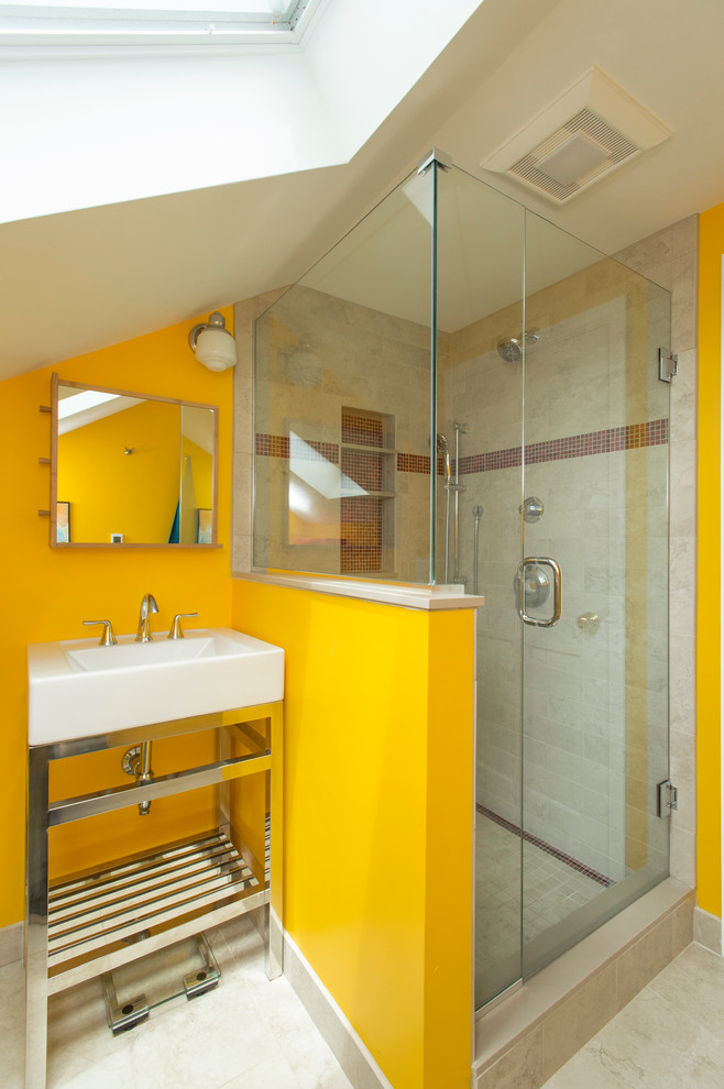 Idéer för små funkis badrum med dusch, med en hörndusch, en toalettstol med separat cisternkåpa, beige kakel, keramikplattor, gula väggar, klinkergolv i keramik och ett konsol handfat