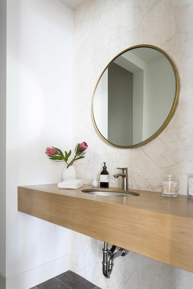 Esempio di una stanza da bagno design con pareti beige e lavabo sottopiano