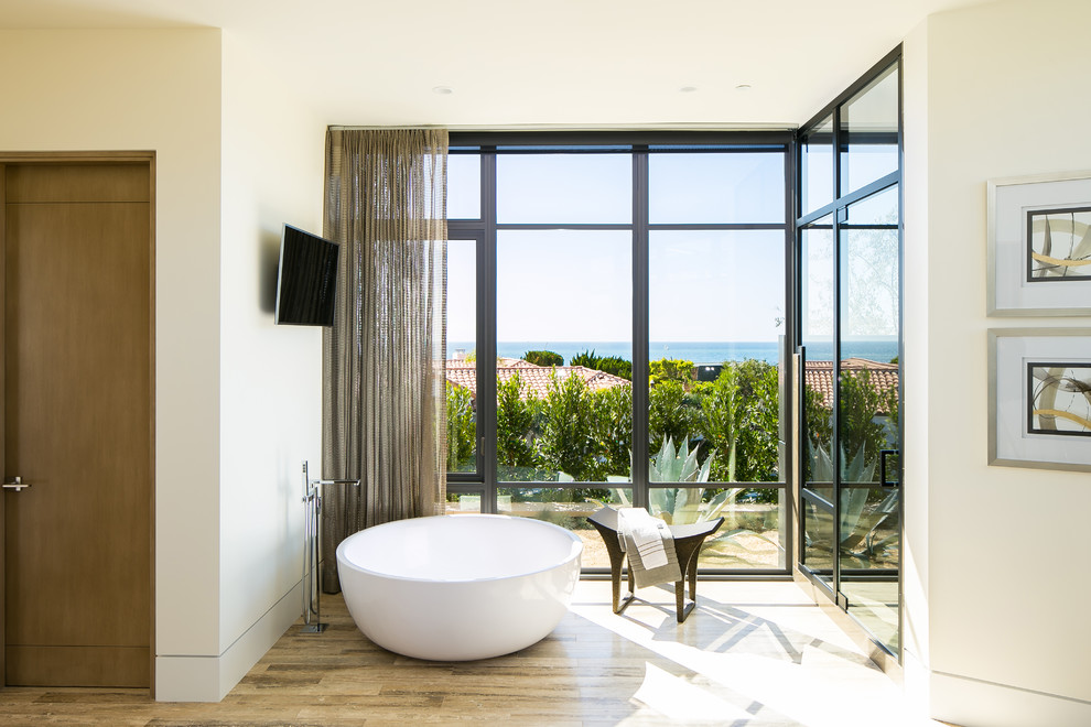 На фото: ванная комната в современном стиле с белыми стенами и коричневым полом
