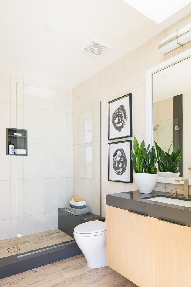 Пример оригинального дизайна: ванная комната в современном стиле с плоскими фасадами, светлыми деревянными фасадами, душем в нише, бежевой плиткой, врезной раковиной, коричневым полом, открытым душем и серой столешницей