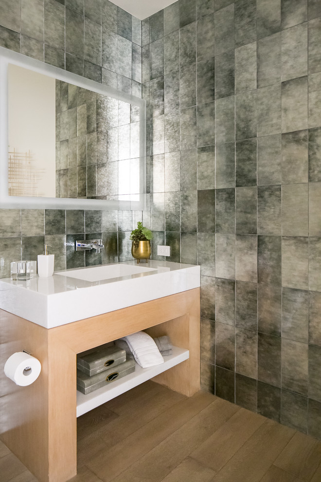 Cette photo montre une salle de bain tendance en bois clair avec un placard sans porte, un carrelage gris, parquet clair, un lavabo intégré et un sol beige.
