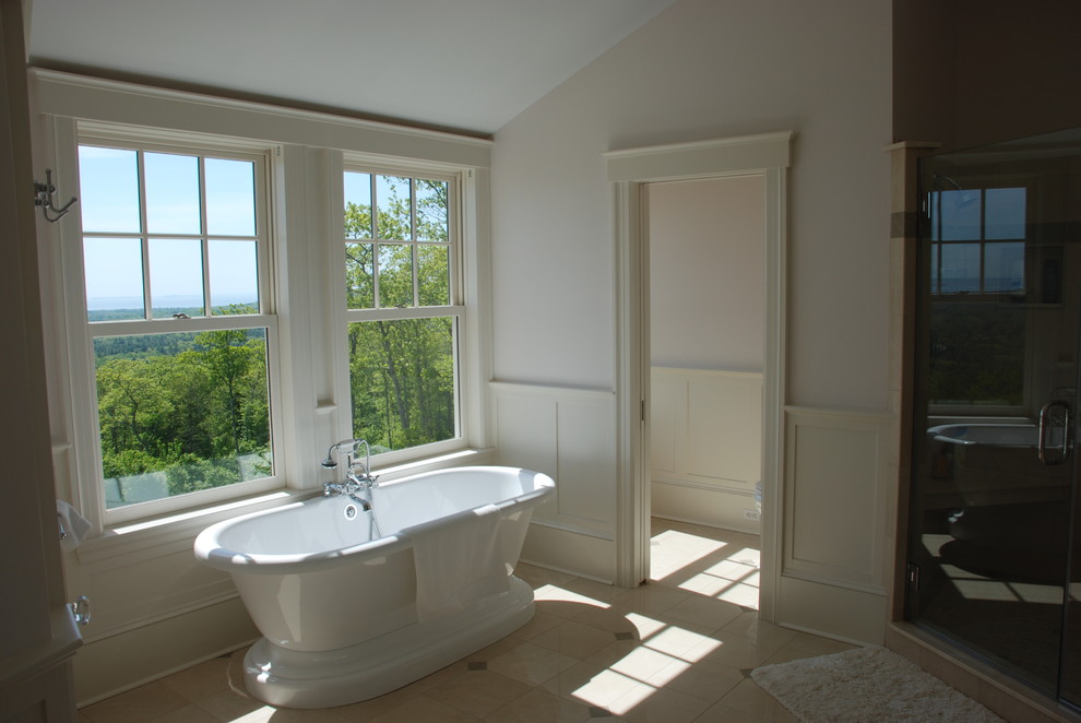 Bild på ett mellanstort vintage en-suite badrum, med skåp i shakerstil, vita skåp, ett fristående badkar, en hörndusch, beige väggar och travertin golv
