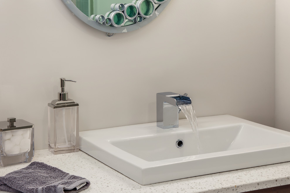 Imagen de cuarto de baño principal contemporáneo de tamaño medio con encimeras marrones