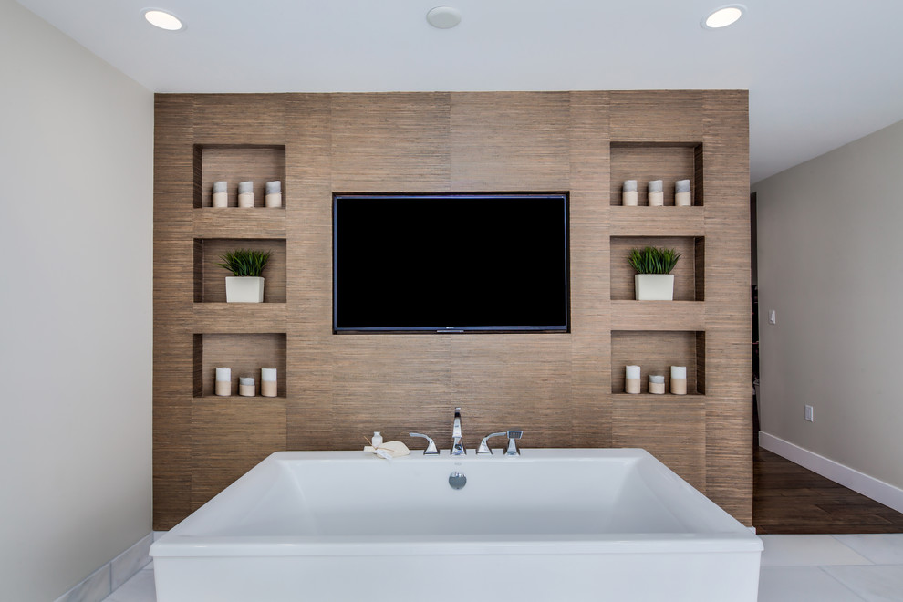 Inspiration för mellanstora moderna en-suite badrum, med ett fristående badkar och bruna väggar