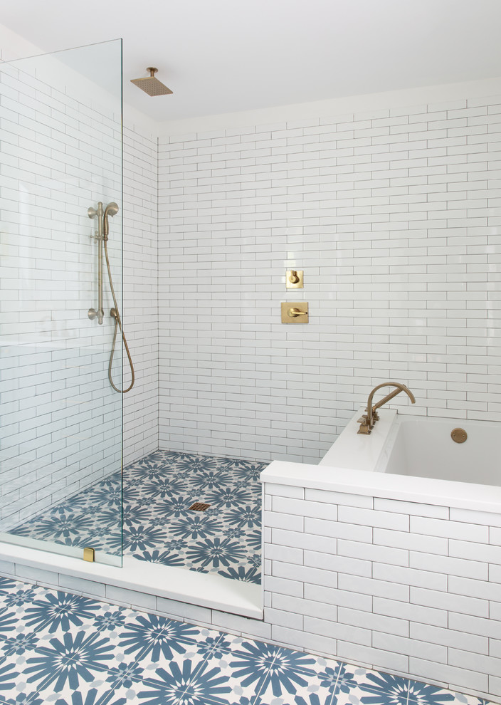 На фото: главная ванная комната среднего размера в современном стиле с душевой комнатой, белой плиткой, керамической плиткой, полом из мозаичной плитки, врезной раковиной и душем с распашными дверями с