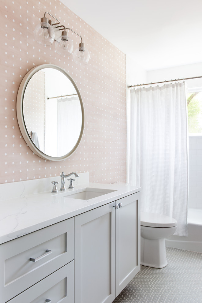 Inredning av ett modernt mellanstort vit vitt en-suite badrum, med skåp i shakerstil, grå skåp, ett platsbyggt badkar, en dusch/badkar-kombination, en toalettstol med hel cisternkåpa, rosa väggar, mosaikgolv, ett undermonterad handfat, bänkskiva i kvarts och dusch med duschdraperi