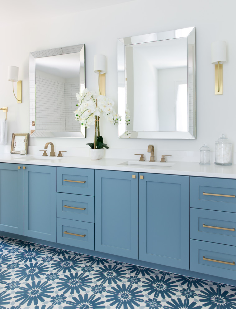 Immagine di una stanza da bagno padronale tradizionale di medie dimensioni con ante in stile shaker, ante blu, piastrelle bianche, piastrelle in ceramica, lavabo sottopiano, top in quarzo composito, top bianco, pareti bianche, pavimento in cementine e pavimento blu