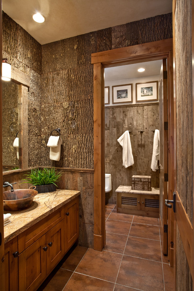ソルトレイクシティにあるラスティックスタイルのおしゃれな浴室 (ベッセル式洗面器、ブラウンの洗面カウンター) の写真