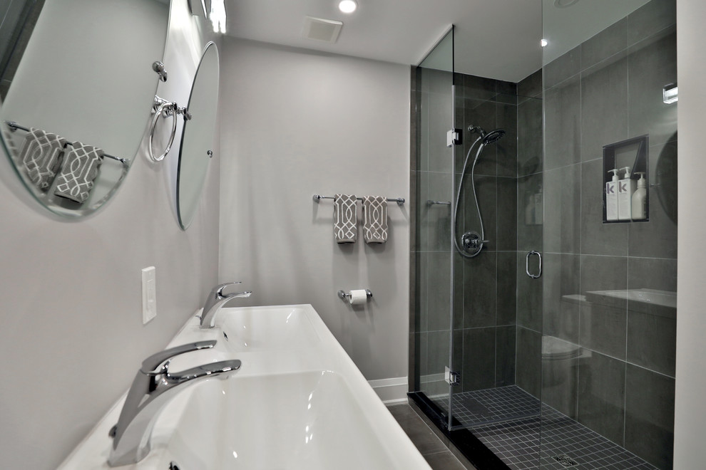 Aménagement d'une salle de bain principale moderne de taille moyenne avec des portes de placard blanches, une baignoire en alcôve, un combiné douche/baignoire, WC à poser, un carrelage multicolore, un mur gris, une grande vasque et une cabine de douche à porte coulissante.