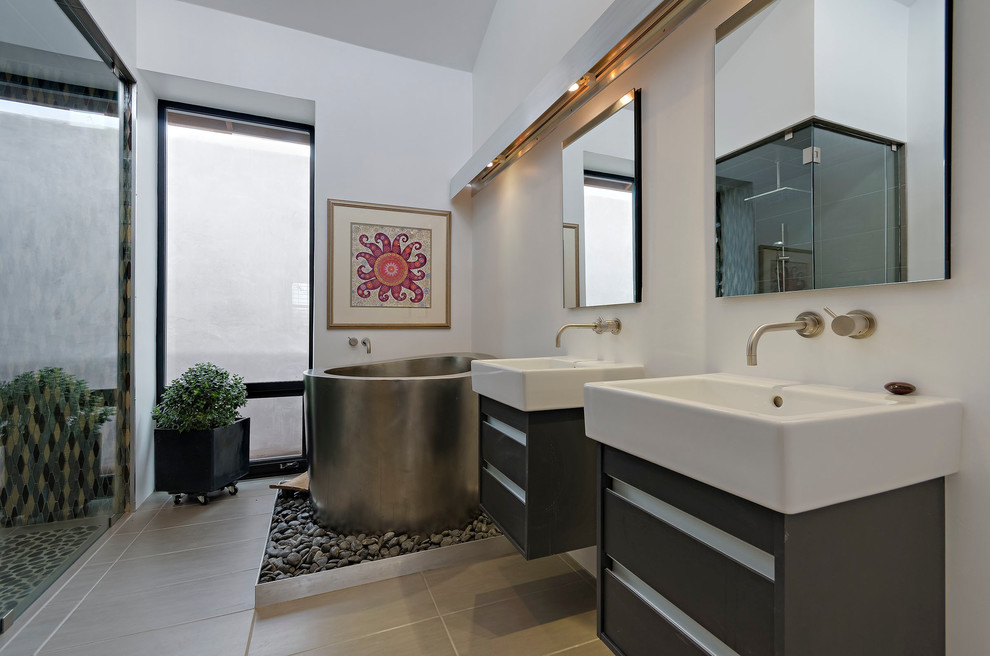 Imagen de cuarto de baño minimalista de tamaño medio con lavabo tipo consola, bañera japonesa, ducha a ras de suelo y paredes blancas