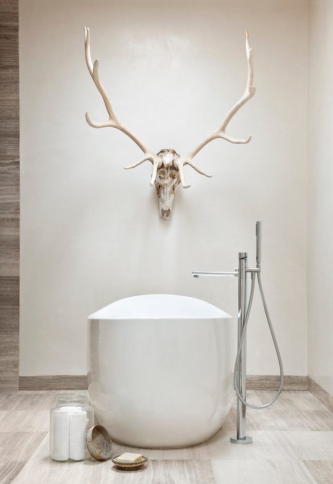 Foto på ett amerikanskt badrum, med ett fristående badkar