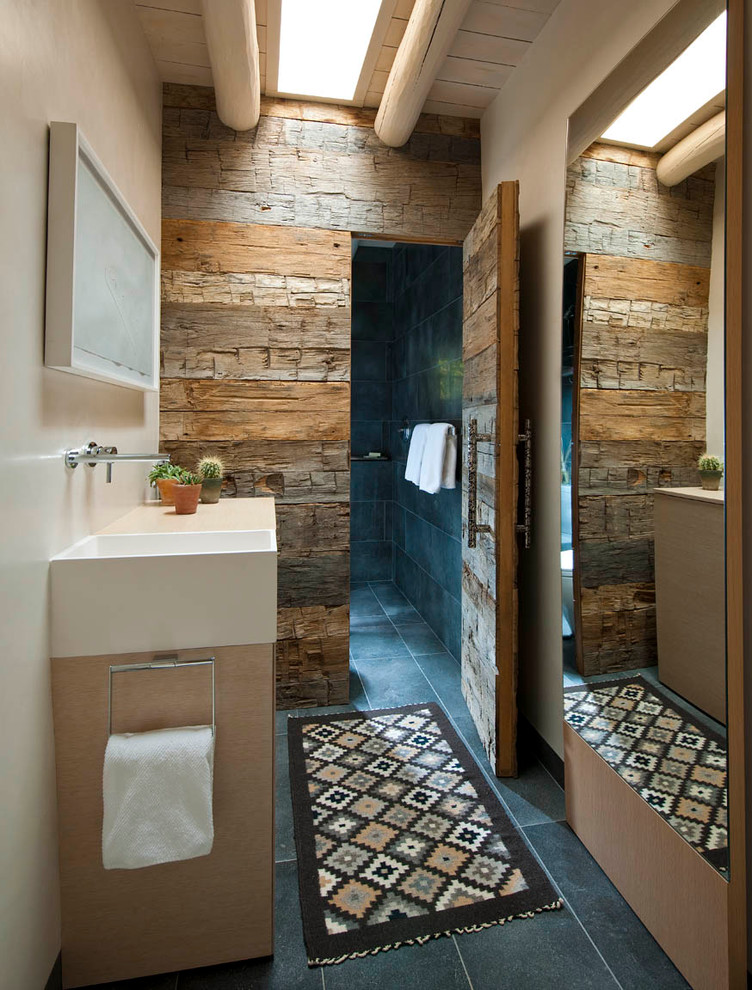 Imagen de cuarto de baño de estilo americano con ducha empotrada y baldosas y/o azulejos negros