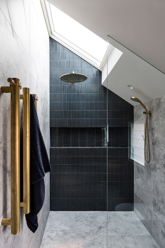 На фото: главная ванная комната в стиле лофт с синей плиткой и мраморным полом