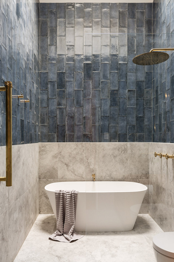 Modelo de cuarto de baño industrial con baldosas y/o azulejos azules y suelo de mármol