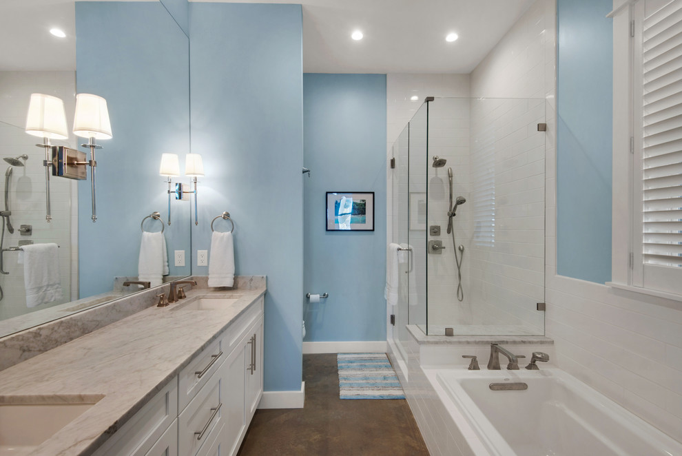 Inspiration för ett mellanstort vintage en-suite badrum, med skåp i shakerstil, vita skåp, ett platsbyggt badkar, en hörndusch, vit kakel, keramikplattor, blå väggar, betonggolv, ett undermonterad handfat och granitbänkskiva