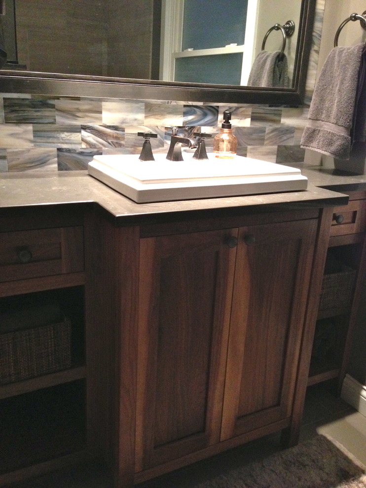 Bild på ett rustikt badrum, med ett nedsänkt handfat, skåp i shakerstil, skåp i mellenmörkt trä, bänkskiva i kvarts, en öppen dusch, en toalettstol med hel cisternkåpa, flerfärgad kakel, glaskakel och klinkergolv i porslin