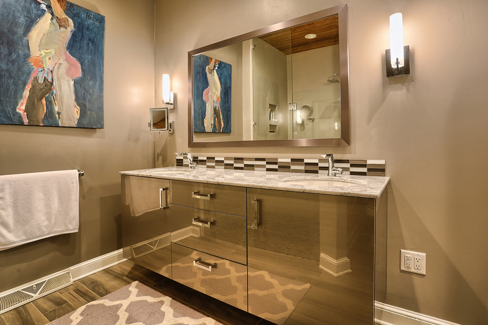 Immagine di una stanza da bagno padronale minimal di medie dimensioni con ante lisce
