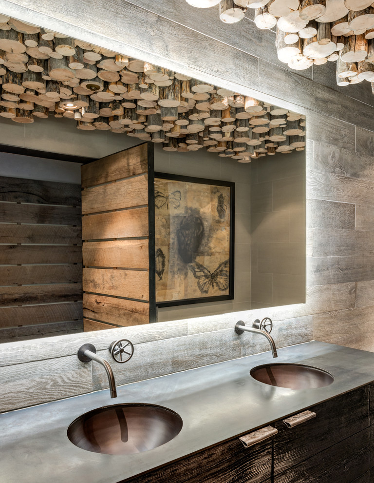 Идея дизайна: ванная комната в стиле рустика с темными деревянными фасадами и врезной раковиной