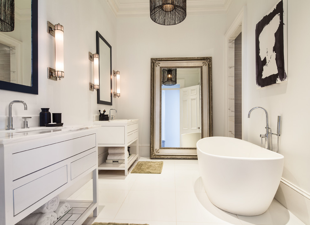 Источник вдохновения для домашнего уюта: большая главная ванная комната в современном стиле с врезной раковиной, плоскими фасадами, белыми фасадами, отдельно стоящей ванной и белыми стенами