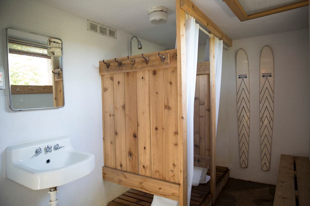 Photo of a rustic bathroom in Chicago.