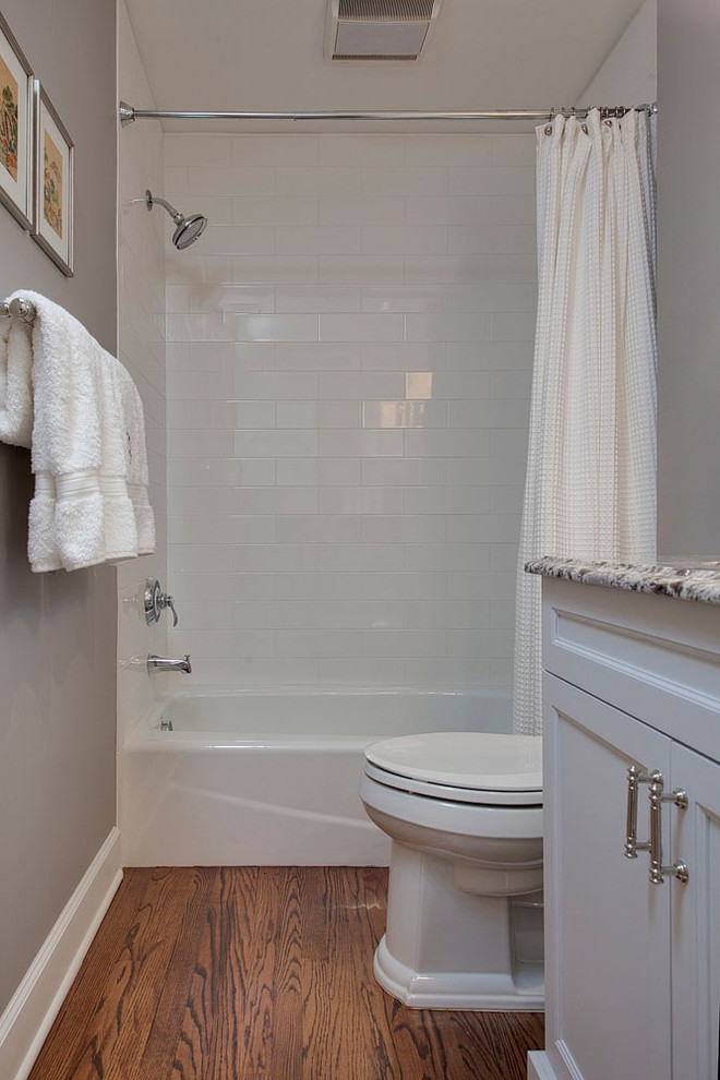 Idées déco pour une salle de bain principale classique de taille moyenne avec un plan de toilette en granite, un carrelage blanc, un carrelage métro, un mur gris, un placard à porte shaker, des portes de placard grises, une douche ouverte, un sol en marbre et un lavabo encastré.