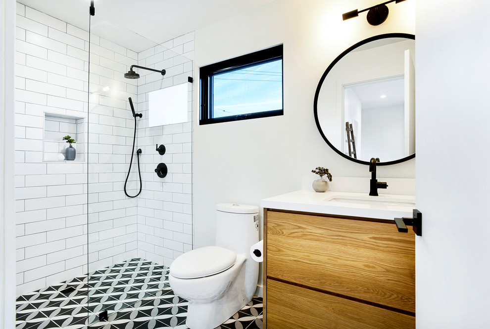 Exempel på ett eklektiskt vit vitt badrum med dusch, med släta luckor, vita skåp, en öppen dusch, vit kakel, tunnelbanekakel, vita väggar, klinkergolv i porslin, ett undermonterad handfat, bänkskiva i kvartsit, blått golv och dusch med gångjärnsdörr