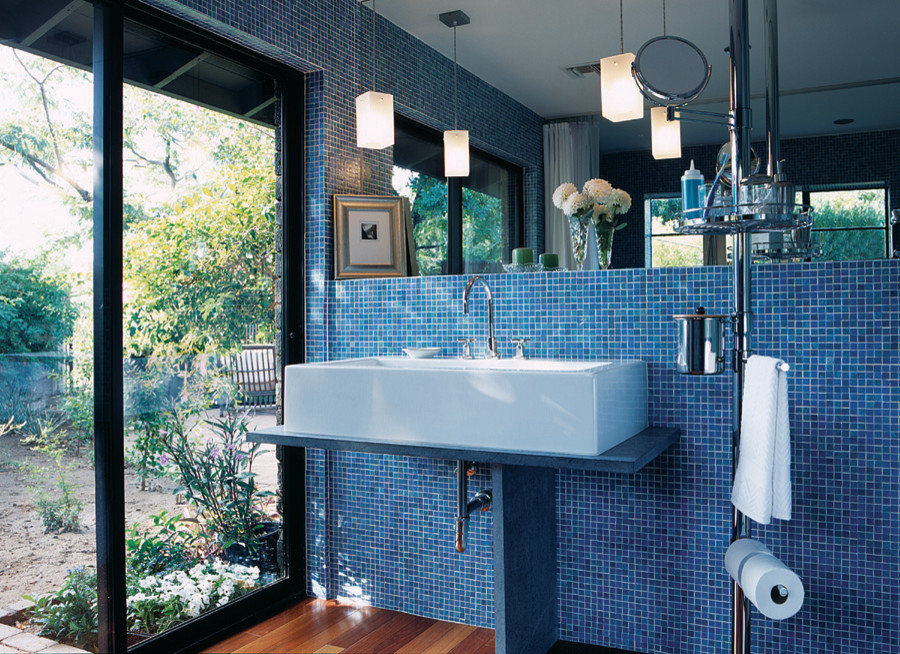 Mittelgroßes Modernes Badezimmer En Suite mit Doppeldusche, blauen Fliesen und Wandtoilette in Phoenix