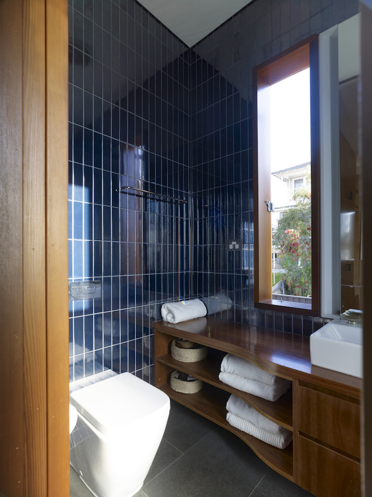 シドニーにあるコンテンポラリースタイルのおしゃれな浴室 (中間色木目調キャビネット、木製洗面台、壁掛け式トイレ) の写真