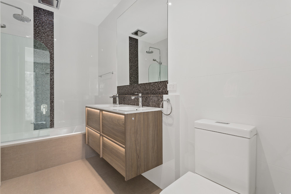 Immagine di una stanza da bagno padronale minimal di medie dimensioni con piastrelle bianche, piastrelle in ceramica, pareti bianche e pavimento in gres porcellanato