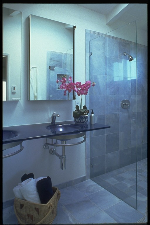 Großes Modernes Badezimmer En Suite mit integriertem Waschbecken, Doppeldusche, Toilette mit Aufsatzspülkasten, Mosaikfliesen und Marmorboden in San Francisco
