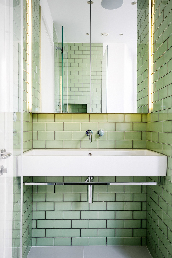 Foto di una stanza da bagno per bambini design di medie dimensioni con ante lisce, doccia aperta, piastrelle verdi, piastrelle di vetro, pavimento in cementine, lavabo sospeso e porta doccia a battente