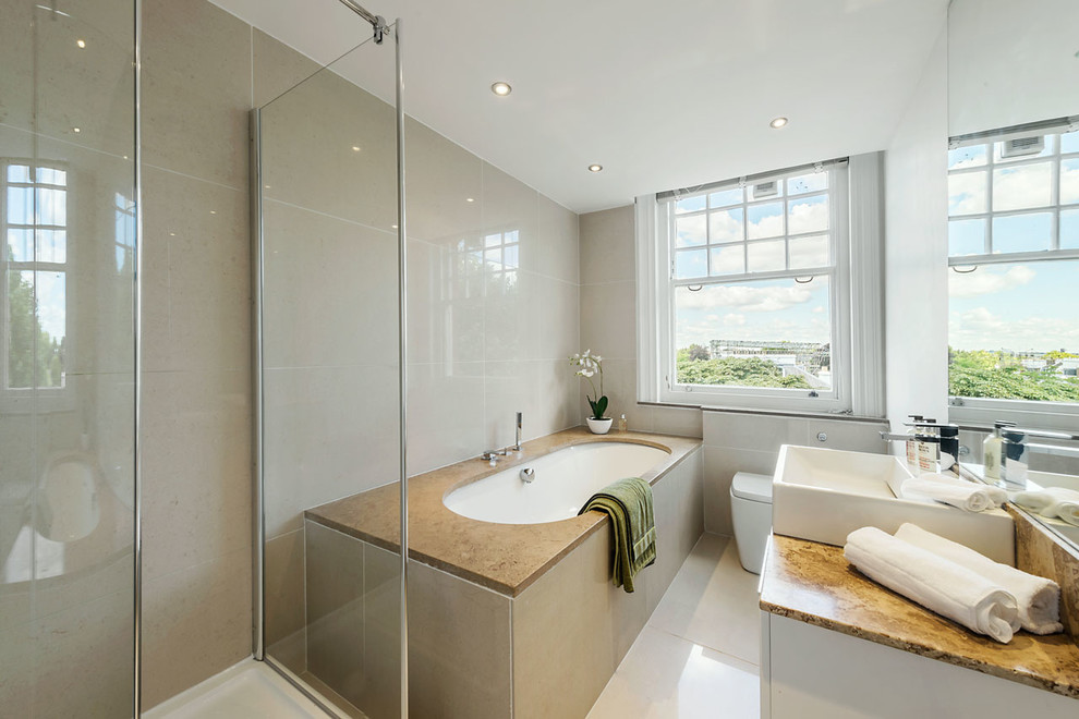 Foto di una stanza da bagno classica di medie dimensioni con vasca ad alcova, doccia ad angolo, WC monopezzo, pareti bianche e lavabo integrato