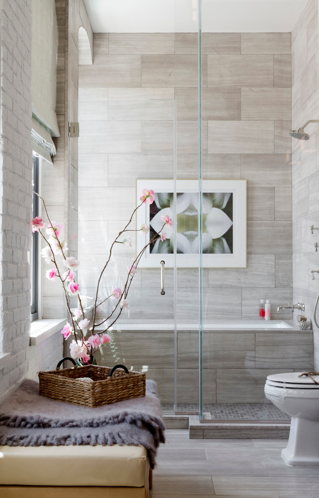 ニューヨークにあるコンテンポラリースタイルのおしゃれな浴室 (グレーのタイル、アンダーマウント型浴槽、オープン型シャワー、開き戸のシャワー) の写真