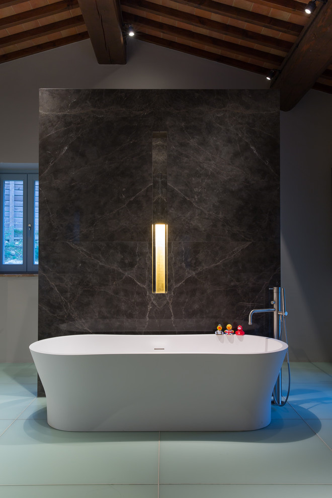 Immagine di una stanza da bagno country con vasca freestanding, doccia a filo pavimento, pavimento blu e porta doccia a battente
