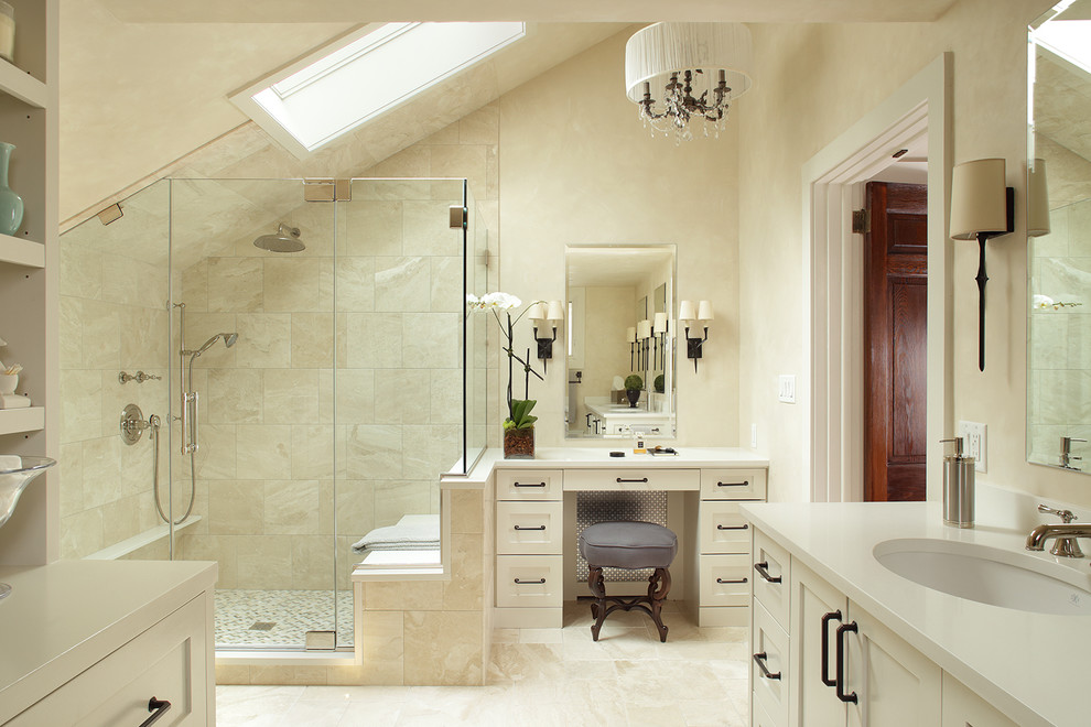 Свежая идея для дизайна: большая главная ванная комната в классическом стиле с фасадами с утопленной филенкой, белыми фасадами, угловым душем, бежевой плиткой, каменной плиткой, бежевыми стенами, полом из травертина, врезной раковиной, столешницей из искусственного кварца, душем с распашными дверями и зеркалом с подсветкой - отличное фото интерьера