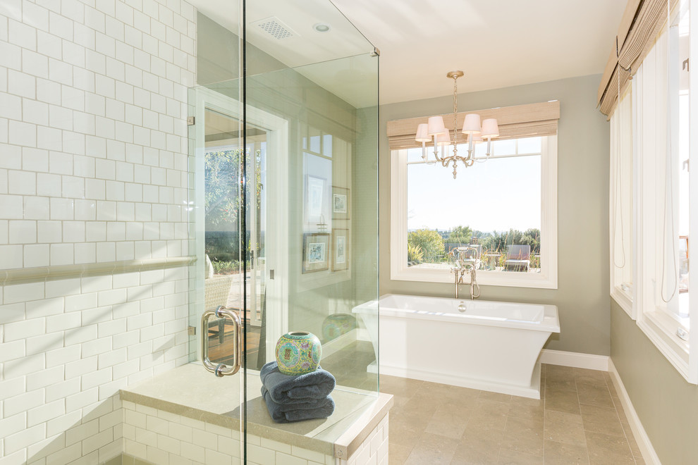 Idéer för ett mellanstort klassiskt en-suite badrum, med ett fristående badkar, vit kakel, keramikplattor, kalkstensgolv, en dusch i en alkov, beige väggar, beiget golv och dusch med gångjärnsdörr